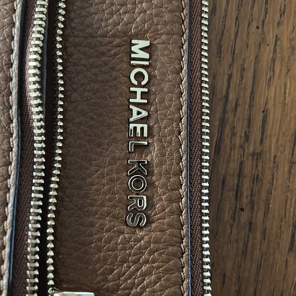 Michael Kors small pebbled leather messenger bag. Like new - Picture 3 of 10